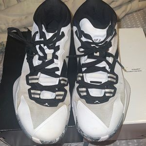 Basketball shoes